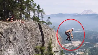 Era la 290 de metri inaltime si nu era asigurat deloc! A parcurs toata distanta fara sa fie legat de coarda! A cazut chiar la inceput, dar…