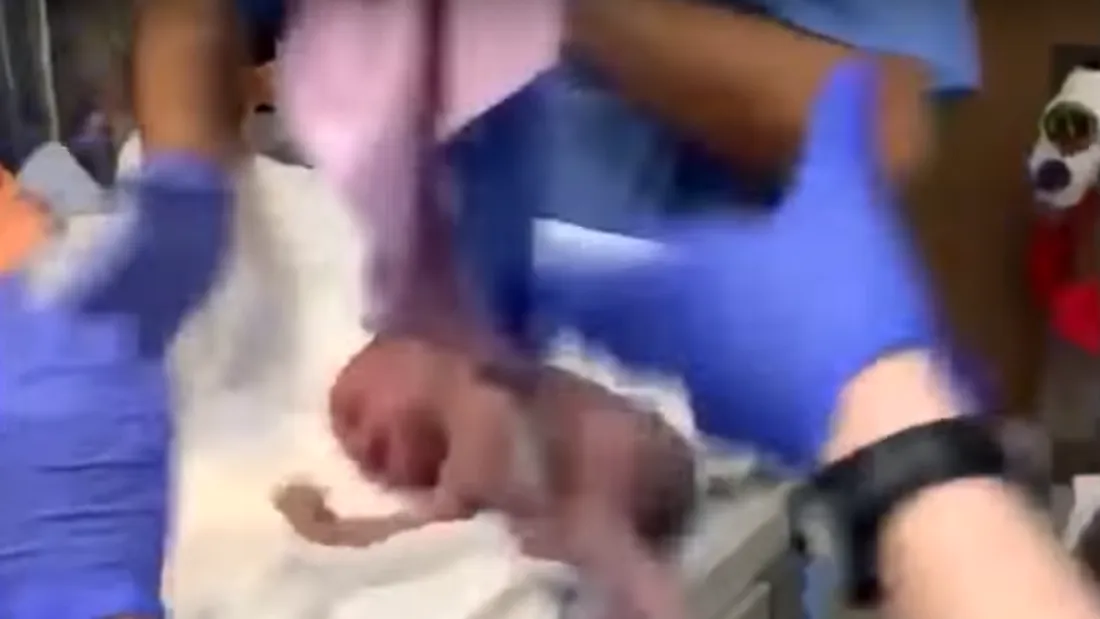 Un medic a scapat un bebelus in cap. Ce s-a intamplat cu bebelusul VIDEO socant