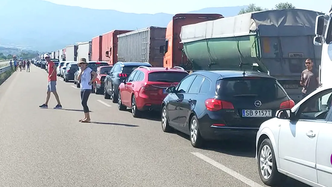 Haos în Grecia! Coadă de 5 kilometri la singura vamă rămasă deschisă pentru români