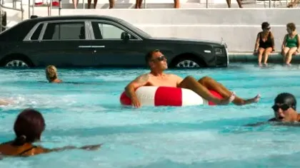 Un Rolls-Royce de 500.000 de euro, băgat în piscina plină cu apă. Motivul este ireal - FOTO