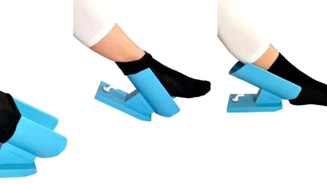 Sock Aid e dispozitivul care iti pune sosetele fara sa te apleci. Cum functioneaza. E util pentru batrani VIDEO