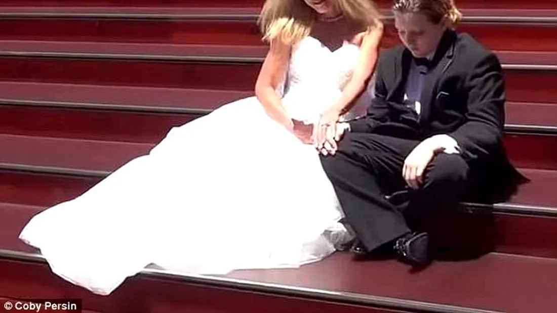O femeie de 50 de ani s-a casatorit cu un baietel de 12 ani! Imaginile VIDEO au socat opinia publica