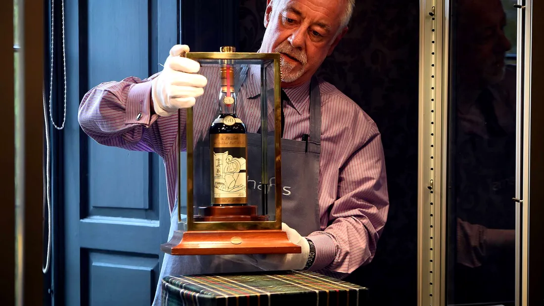 VIDEO! E cea mai scumpa sticla de whisky vanduta vreodata! Pretul exorbitant platit pe o sticla cu bautura veche de 60 de ani!
