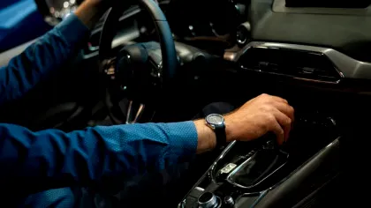 Greșeala care te poate lăsa fără permis! Ce riști dacă ai carnet pentru mașină automată și conduci una cu cutie manuală