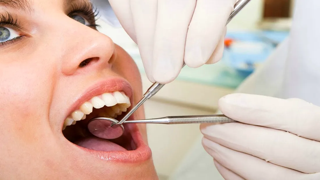 Inovatie in medicina dentara. Cum poti sa scapi de petele de carii de pe dinti in mai putin de 10 minute VIDEO