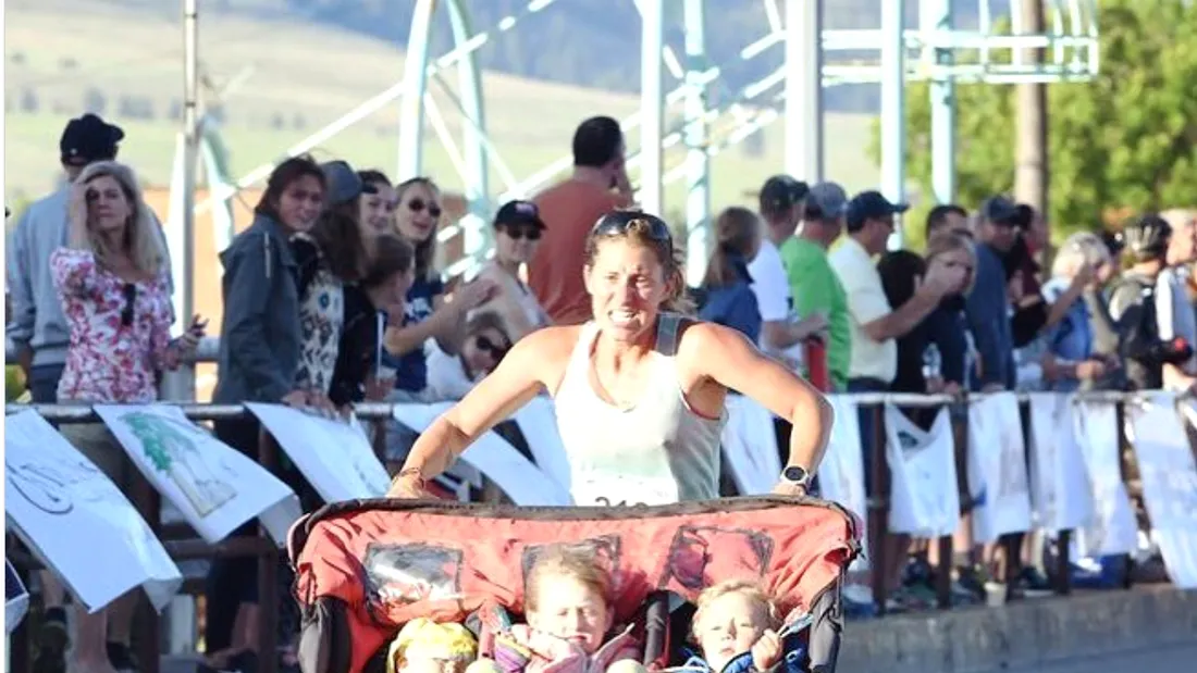 VIDEO! O mama a alergat 42 de kilometri impingand caruciorul cu cei trei copii ai sai de peste 80 de kilograme!