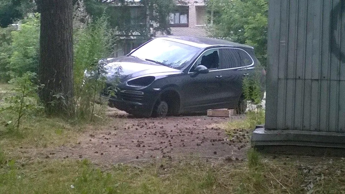 Doar in Rusia poti vedea asa ceva! Porsche Cayenne de peste 100.000 de euro, facut praf si vandalizat in spatele unui bloc