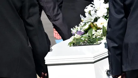 Șocant! Un bărbat din Suceava, care săpa o groapă în cimitir, a murit