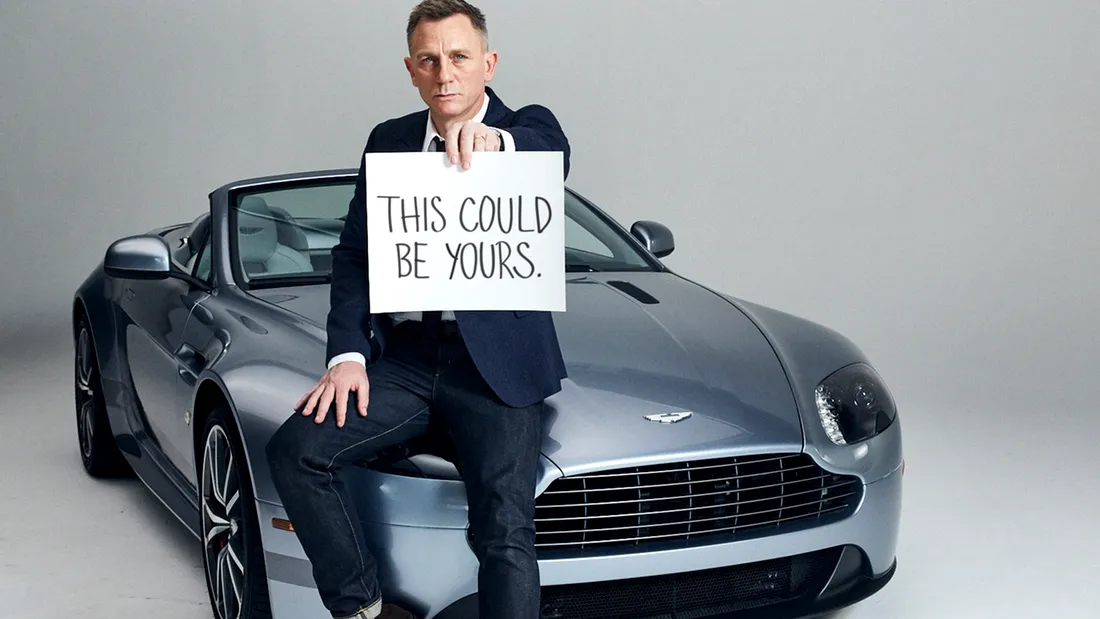 Ipostaza in care nu credeai ca il vei vedea vreodata pe Daniel Craig! Face reclama la Aston Martin ajutat de niste... catei! VIDEO