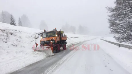 A venit iarna! Stratul de zapada are deja 50 de centimetri. Autoritatile s-au pus pe treaba VIDEO