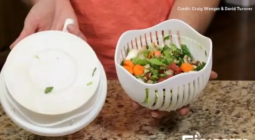 Gadgetul care te ajuta sa faci o salata in 60 de secunde. E usor de folosit si se spala rapid VIDEO