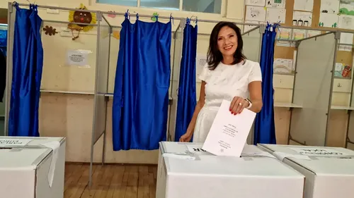 Carmen Iohannis a votat la Sibiu, separat de Klaus Iohannis. Cum s-a îmbrăcat Prima Doamnă a României