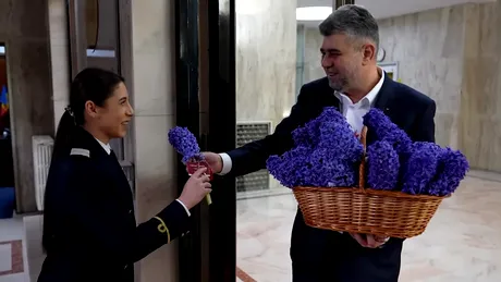 Pe 1 Martie, PREMIERUL cumpără flori românești și le dăruiește angajatelor