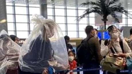 Imagini șocante pe aeroport! Cum au ajuns să se îmbrace oamenii, de teama virusului ucigaș! ”Nu știu dacă să râd sau să plâng”