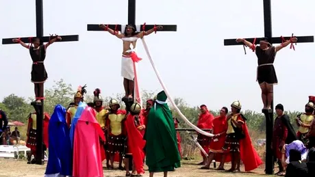 Barbatul cere sa fie crucificat ca Iisus! In fiecare an de Paste recurge la ritual. Ce spune Biserica VIDEO