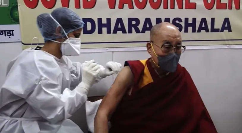Dalai Lama s-a vaccinat anti-COVID: ”Este de foarte mare ajutor”