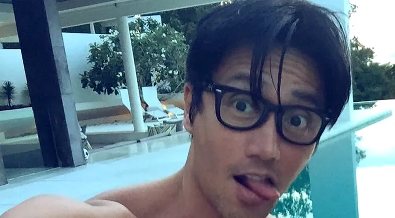 Nu o sa ghicesti niciodata cati ani are barbatul asta! Arata impresionant pentru varsta lui desi ti-ar putea fi TATA!