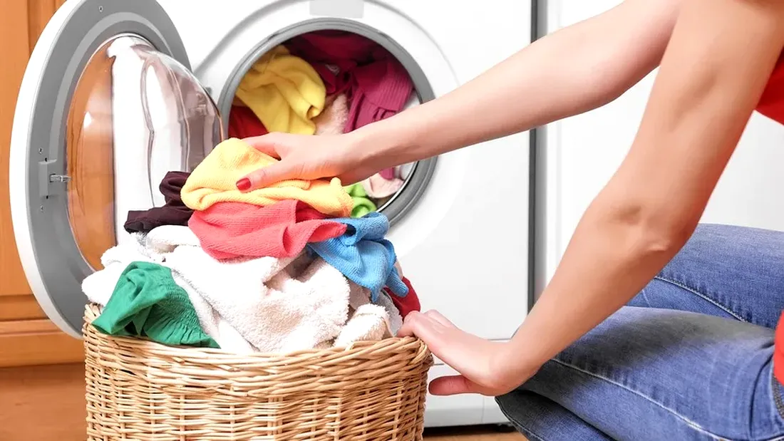 De ce NU este indicat să-ți lași hainele în mașina de spălat mult timp după spălare