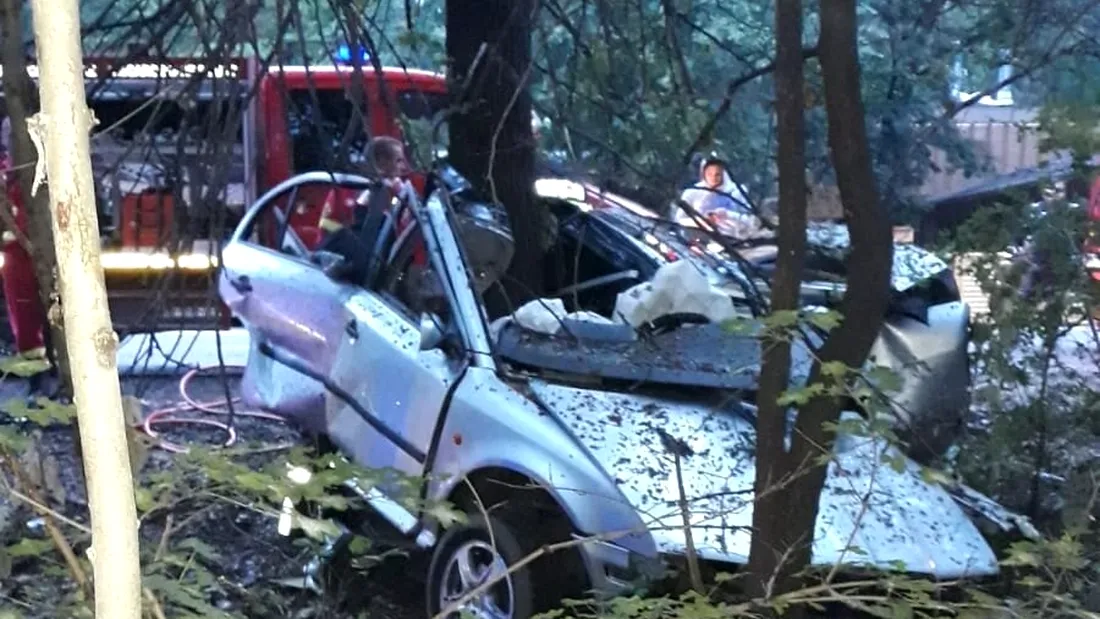 Un tânăr a murit după ce mașina pe care o conducea a intrat într-un copac