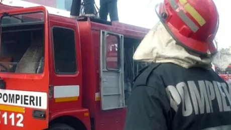 Trei persoane intoxicate cu fum după un incendiu la un bloc de garsoniere din Oradea