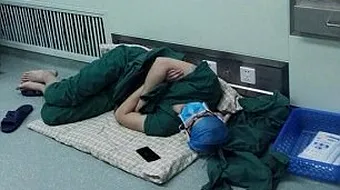 Imaginea care a devenit virala in toata lumea! Un medic doarme pe jos, pe holurile spitalului. Ce s-a intamplat cu el