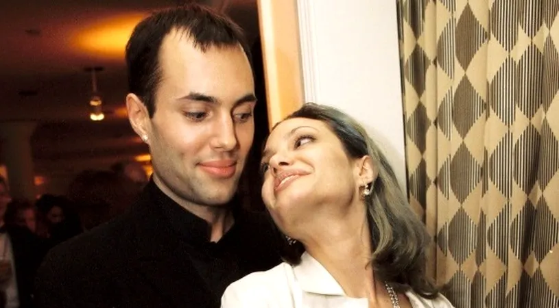 Gestul cu care Angelina Jolie a scandalizat tot globul. Actriţa şi-a sărutat fratele pe gură