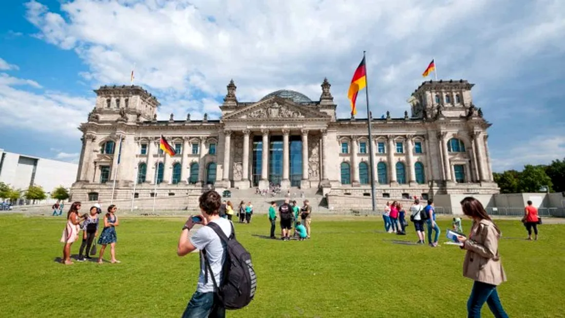 Turisti arestati in Germania pentru ca au gesticulat. Ce semn au facut de politia i-a luat pe sus imediat