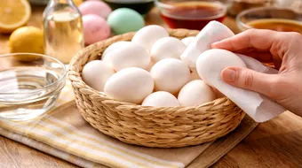 Cum cureți corect ouăle înainte de vopsire pentru Paște. Trucul care face diferența