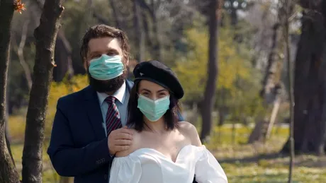 Dragoste în vremea pandemiei! O cântăreață din România s-a căsătorit cu mască chirurgicală pe față
