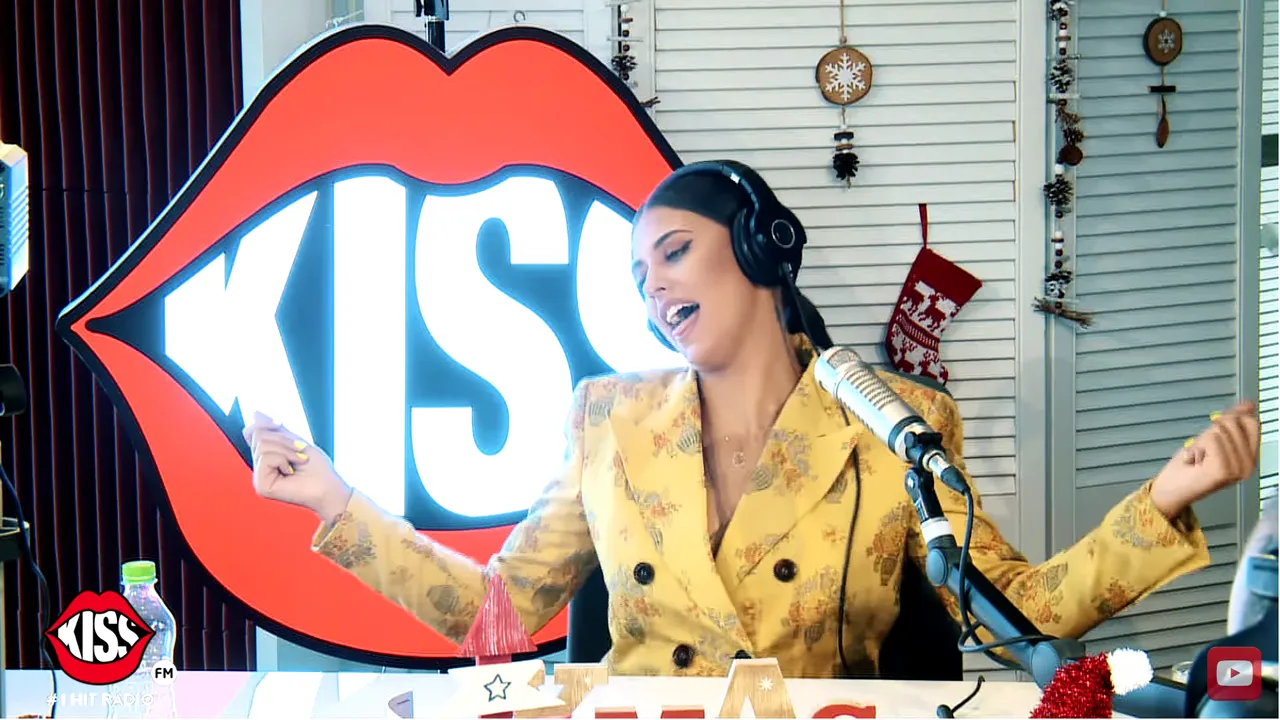 Antonia canta manele la radio 