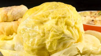 Varza murata cu bucati de plastic! Asta a gasit o femei care voia sa faca sarmale