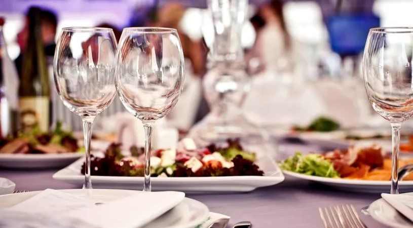 Restaurantele şi cafenelele nu se deschid peste tot. Care sunt localităţile unde redeschiderea se amână