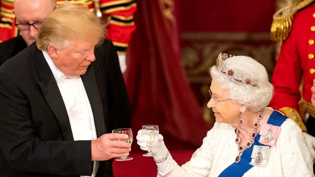 Presedintele Donald Trump a ovationat-o pe Regina Elisabeta la Banchetul de Stat, in timp ce doamnele au atras toate privirele cu tinutele lor impecabile VIDEO