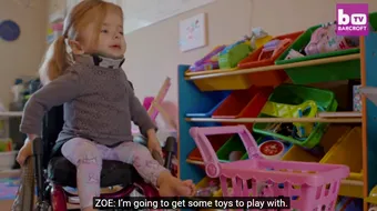 Fetita de sticla! Oasele ei se rup doar daca o ating parintii. Cum traieste si cati ani are! Doctorii i-au zis mamei sa faca avort! VIDEO