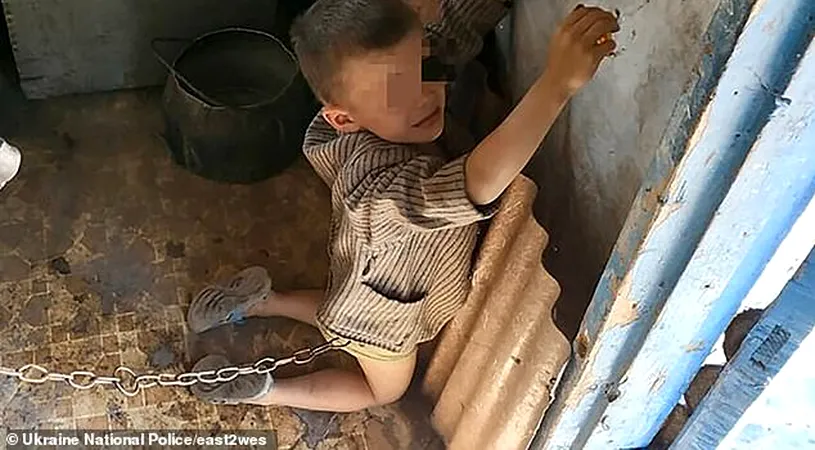 Imagini de groaza! Un baietel de 6 ani legat cu lanturi ca un caine de tatal lui si batut in ultimul hal!