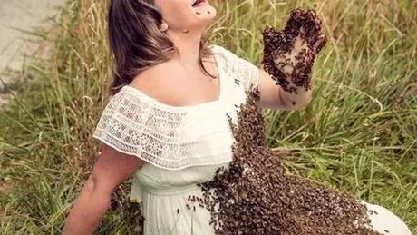 S-a acoperit cu zeci de mii de albine si a stat asa cateva minute! Ce a patit aceasta gravida dupa ce a fost intepata de mai multe ori