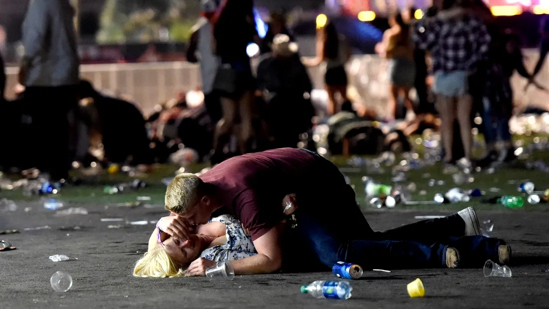Imaginea din timpul atacului din Las Vegas, care a provocat valva in mediul online! Ce ii face tanarul acestei femei. Nu au fost raniti, insa...