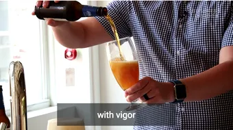 Nu o sa mai bei bere direct din sticla! De ce e esential sa o torni in pahar?! Un expert iti explica si te va convinge pe loc VIDEO