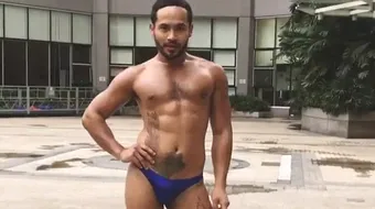 Clipul acesta a fost vizionat de peste 6 milioane de ori. Cum imita un filipinez in lenjerie intima un mers de model, pe podium VIDEO