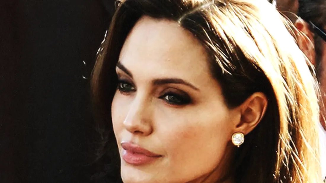Angelina Jolie a vorbit pentru prima data despre despartirea de Brad Pitt! Actrita a izbucnit in lacrimi: ''A fost extrem de dificil''