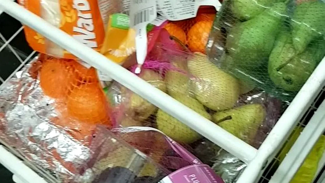 Au mers la supermarket sa cumpere fructe proaspete, dar cand au ajuns acasa au aruncat speriati caserola cu prune! Ce se afla prins in plasa fructelor i-a dezgustat
