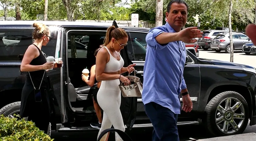 Jennifer Lopez si-a etalat celebrul posterior intr-o pereche de colanti albi, in timp ce se indrepta spre sala de sport