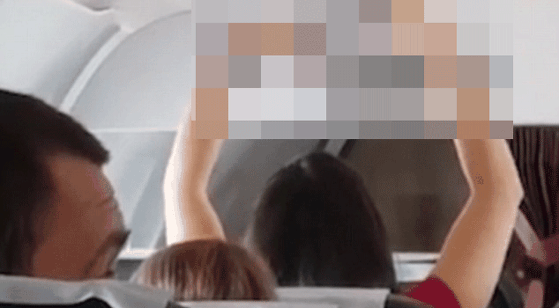 Ce scarbos! Toti cei care s-au imbarcat la bordul acestui avion au crezut ca nu vad bine. Ce facea o tanara de fata cu ceilalti pasageri VIDEO