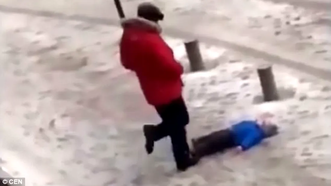 Imagini socante! Tatal care si-a snopit in bataie copilul pentru ca nu putea sta in picioare pe gheata VIDEO