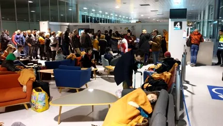 Momente de panică pe aeroport! Sute de români, printre care și Laura Codruța Koveși, au rămas blocați la sol