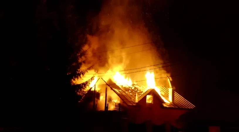 Incendiu devastator in Bistrita! A fost nevoie de interventia a patru echipaje de pompieri VIDEO
