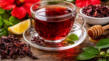 Ceaiul de hibiscus: beneficiile pentru sănătate ale uneia dintre cele mai apreciate băuturi naturale