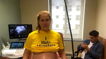 Amy Schumer a nascut un baiat, la cateva ore dupa Meghan Markle. Cum se simte actrita