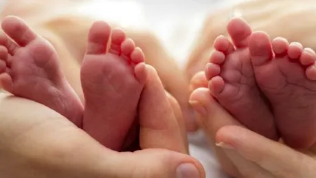 Femeia a nascut gemeni desi devenise mama de abia o luna de zile! Cazul e unul iesit din comun. Ce spun medicii