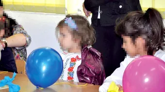 Fetita minune fara maini si picioare, care merge la o scoala normala